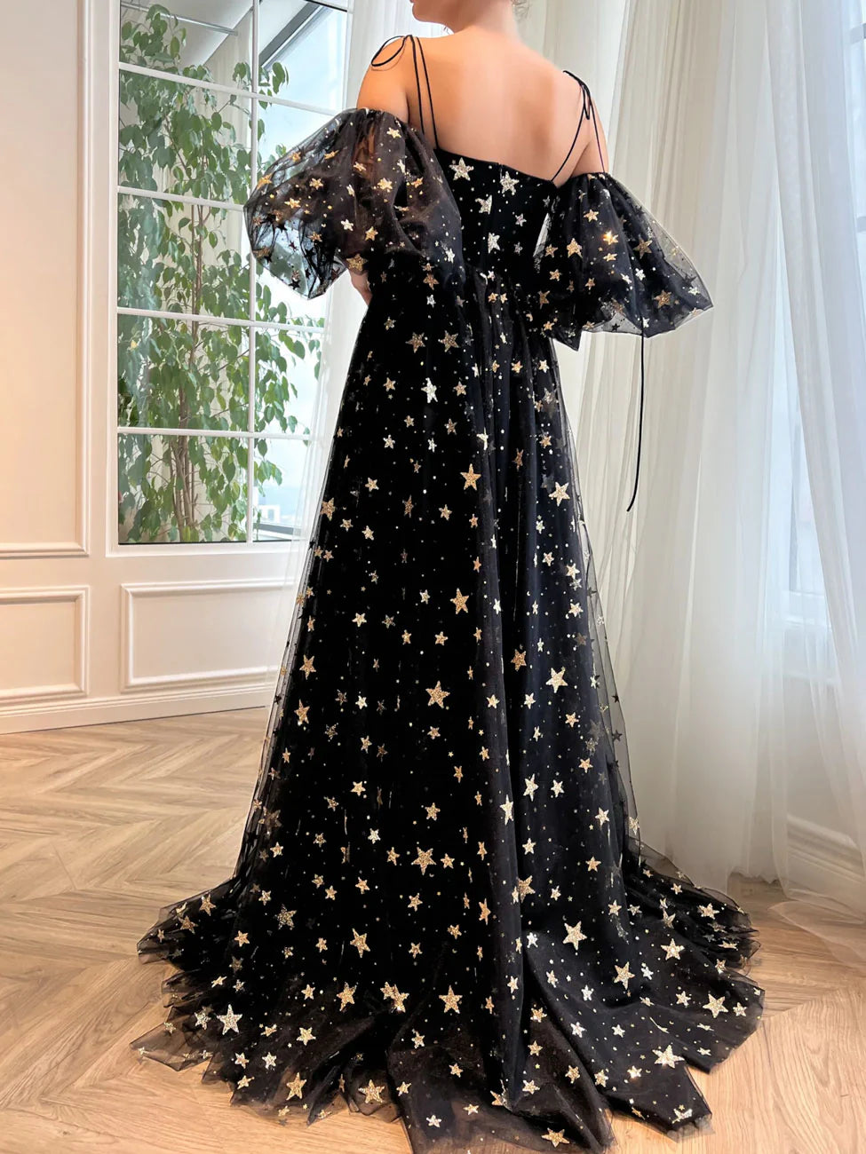 Robe de bal longue en tulle noir à bretelles spaghetti et fente